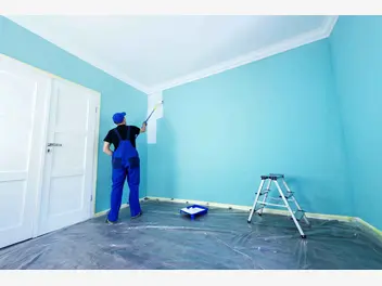 Ilustracja artykułu jak oddzielić kolor ściany od sufitu podczas malowania?