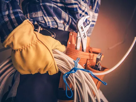 Bezpieczne prowadzenie kabli w ogrodzie