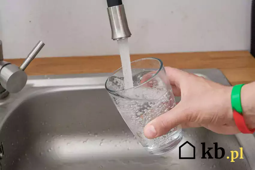Czysta woda z kranu w szklance