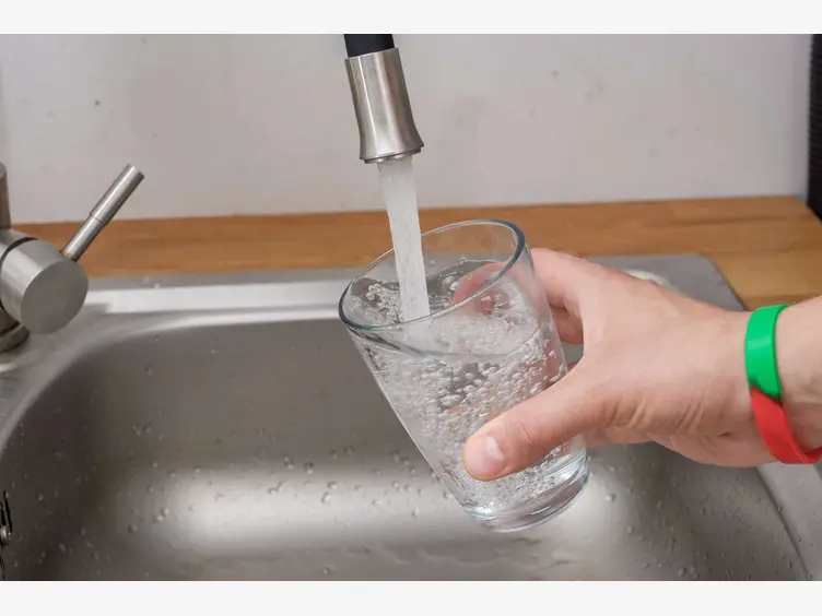Ilustracja artykułu woda z kranu może być smaczna i czysta - jak tego dokonać?