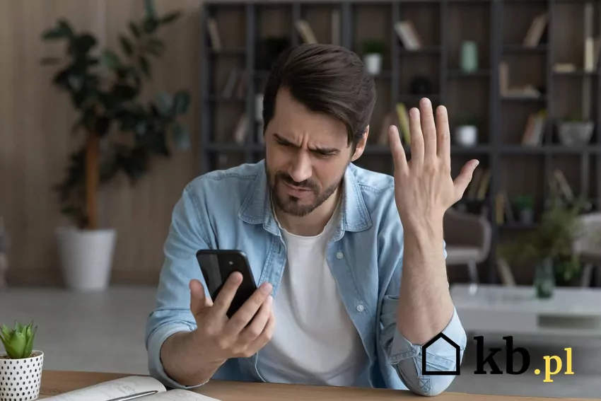 zdenerwowany mężczyzna, telefon