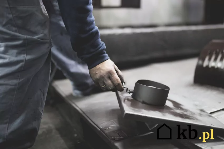 Serwisant rozbiera piec na pellet