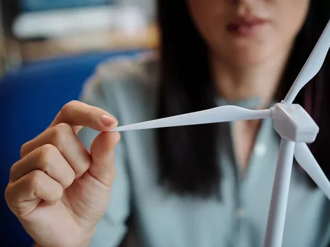 Przydomowy wiatrak a wartość działek