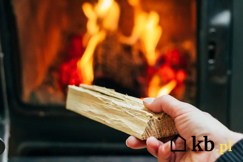 Dokładanie opału do kominka