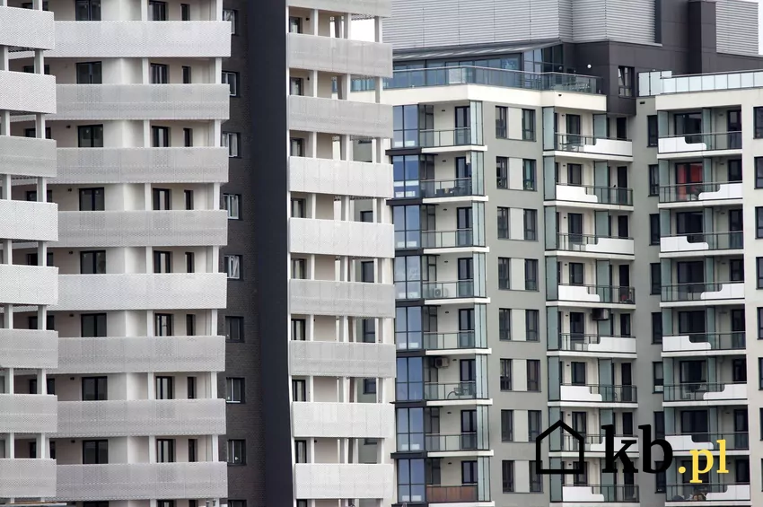 Magazyny energii mogłyby obniżyć koszty utrzymania osiedli Nowoczesne osiedle mieszkalne