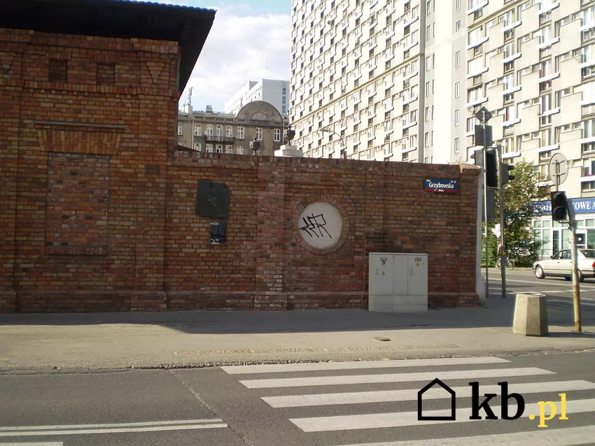 Nowy budynek powstaje przy ulicy Grzybowskiej mur przy ulicy Grzybowskiej na Woli