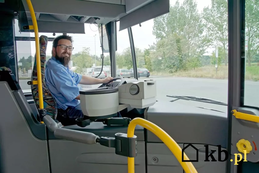 Uśmiechnięty kierowca autobusu podmiejskiego