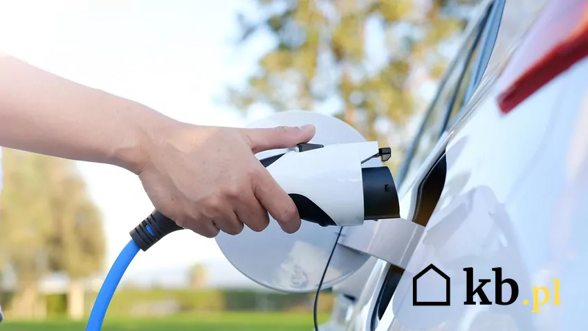 Podłączanie samochodu elektrycznego do ładowania