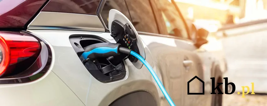 Warto korzystać z szybkich ładowarek tylko wtedy, gdy to konieczne Auto elektryczne podpięte do ładowarki