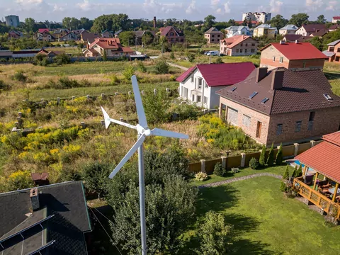 Wiatrak przy starej inslatacji