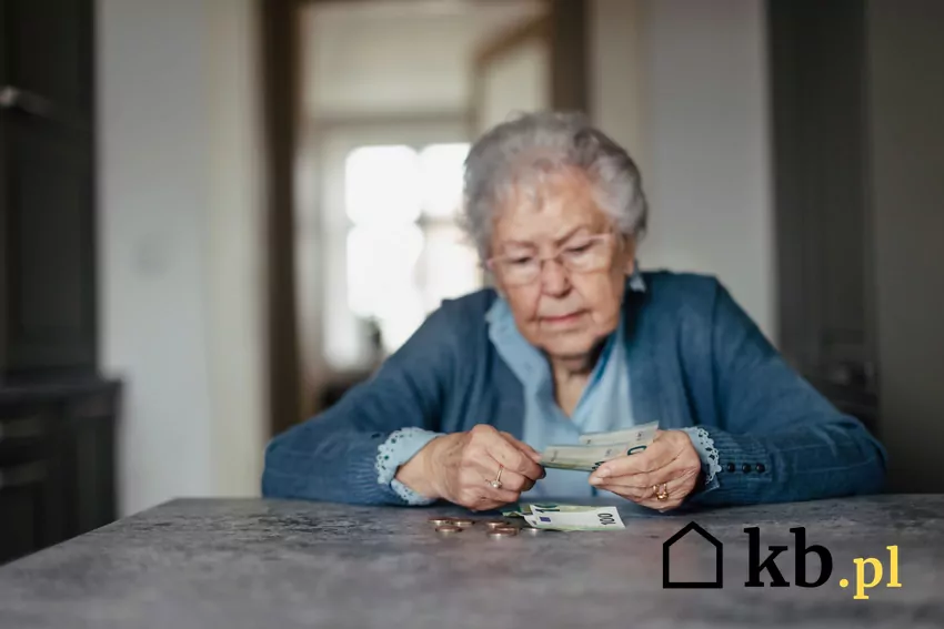 starsza kobieta liczy pieniądze