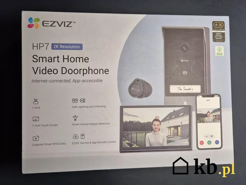 W pudełku znajdziemy monitor, stację domofonu, zasilacz oraz 3 chipy do bramy W pudełku znajdziemy monitor, stację domofonu, zasilacz oraz 3 chipy do bramy