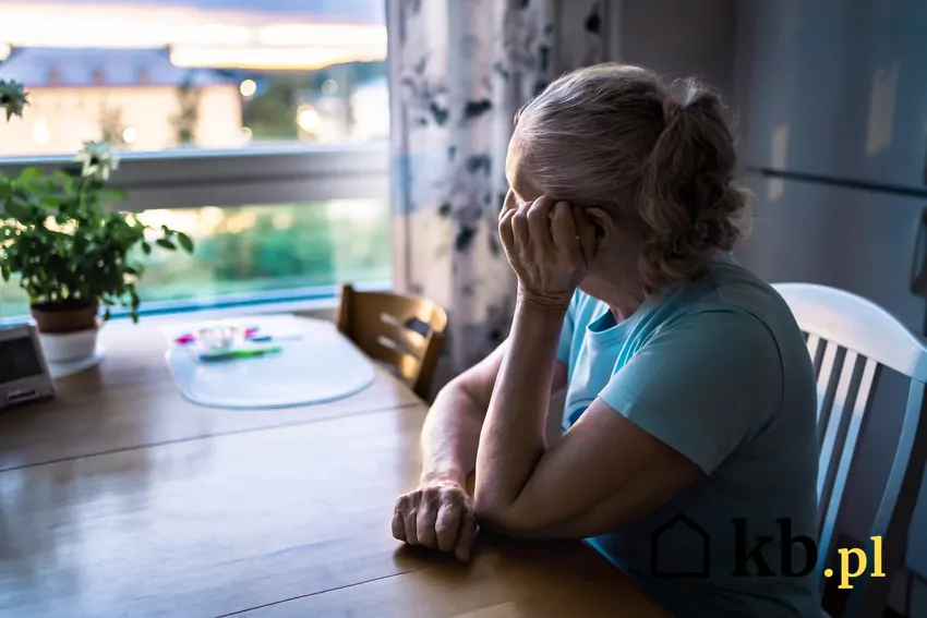 Pani Zofia potrzebuje pilnej rehabilitacji smutna seniorka