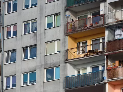 Trwałość balkonów w bloku - szacunki AI