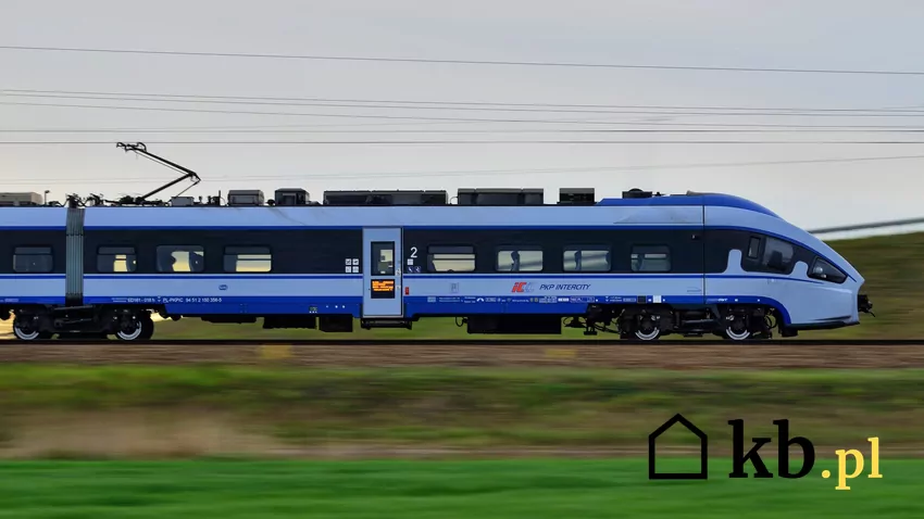 Nowe połączenia kolejowe mają rozwiązać problem wykluczenia komunikacyjnego w małych gminach pociąg jedzie po torach