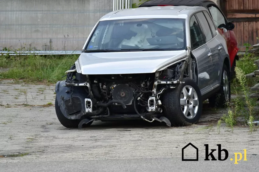 Aktualna cena złomu samochodowego wynosi około 40 groszy za kilogram zniszczony samochód osobowy