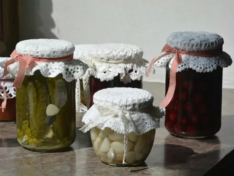 Wyrzucanie słoików po przetworach