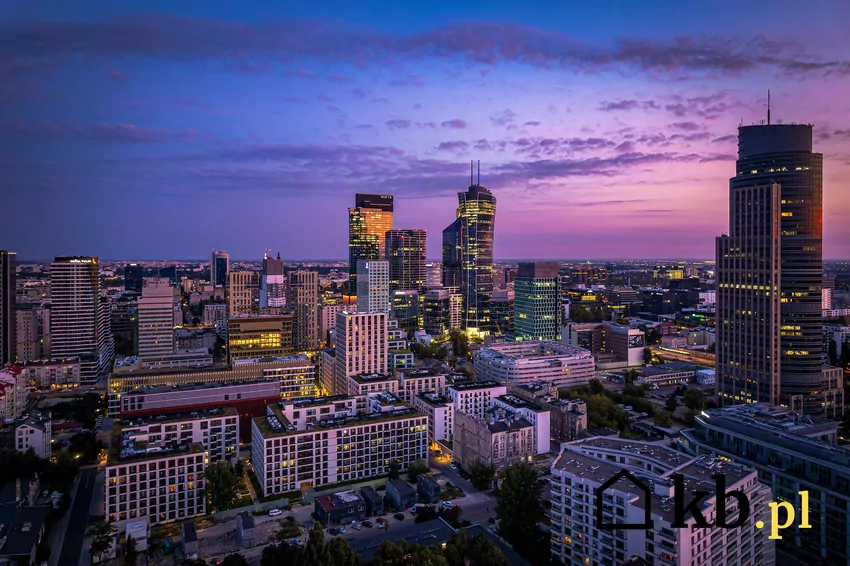 Warszawa nie zwalnia tempa w wyścigu o najwyższe budynki Panorama Warszawy wieczorem