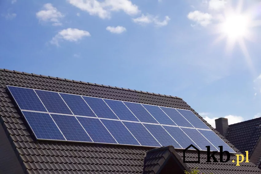 W słoneczne dni nadmiar prądu z paneli fotowoltaicznych podgrzewa wodę, oszczędzając gaz Fotowoltaika na dachu