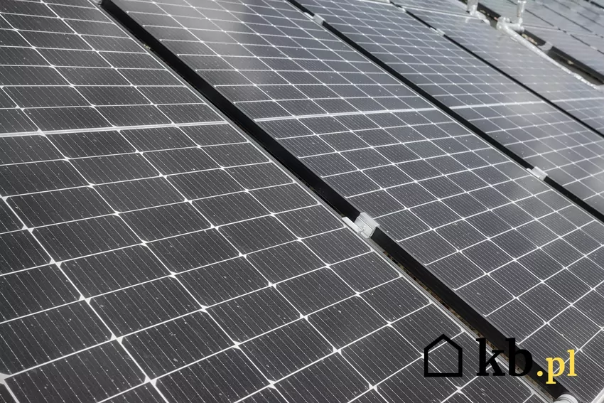 Na rynku są także hybrydowe panele fotowoltaiczno-termiczne (PVT), które łączą funkcje klasycznych paneli fotowoltaicznych i kolektorów słonecznych Panele PVT