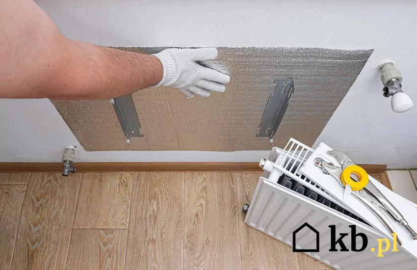Folia aluminiowa odbija do 95% promieniowania cieplnego – dzięki temu jest tak skuteczna jako ekran cieplny za grzejnikiem folia