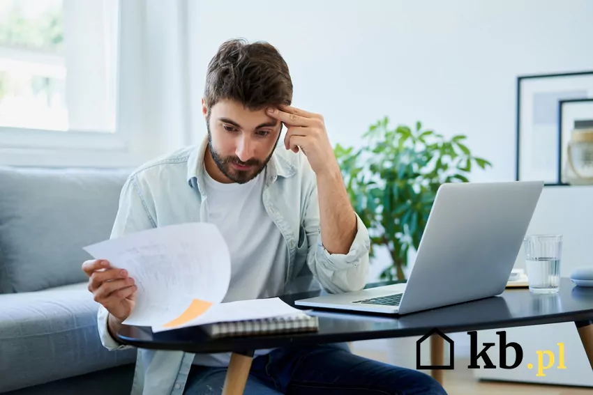 zdziwiony mężczyzna analizuje rachunek za prąd