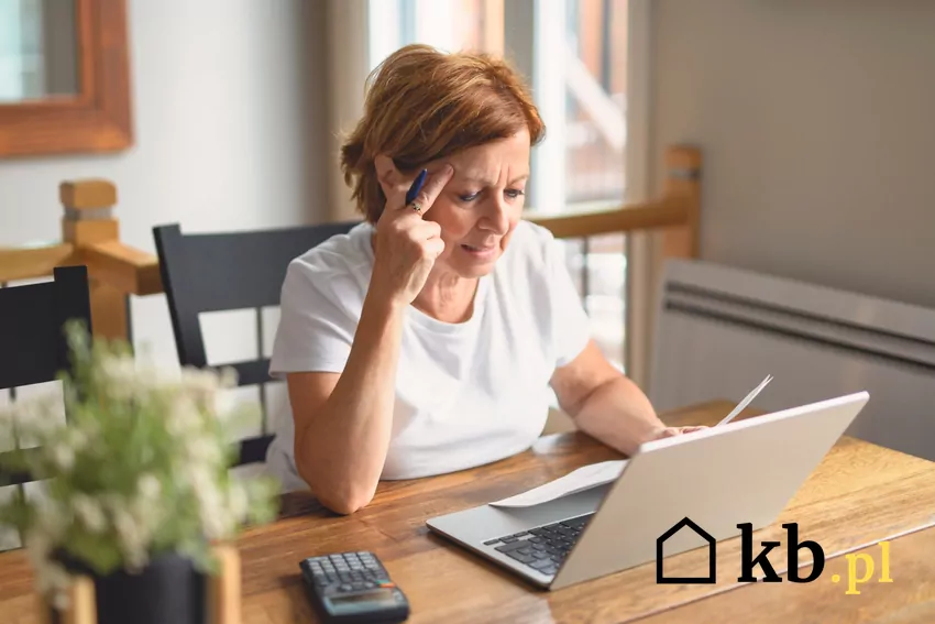 skupiona kobieta analizuje ceny energii elektrycznej