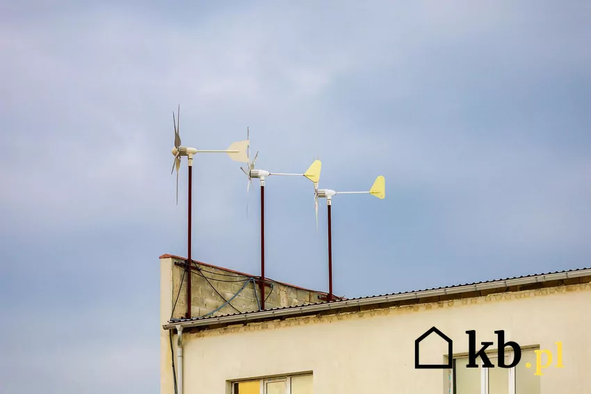 małe wiatraki na dachu domu