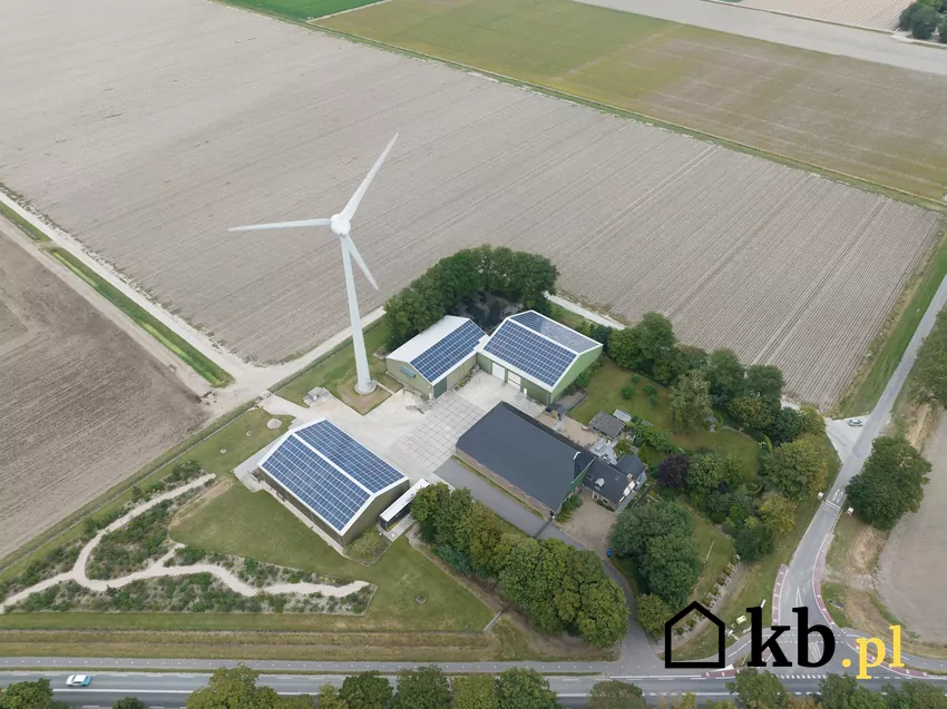 gospodarstwo w wiatrakami i panelami fotowoltaicznymi