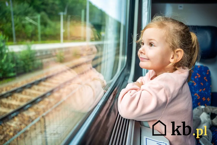 dziecko jedzie pociągiem