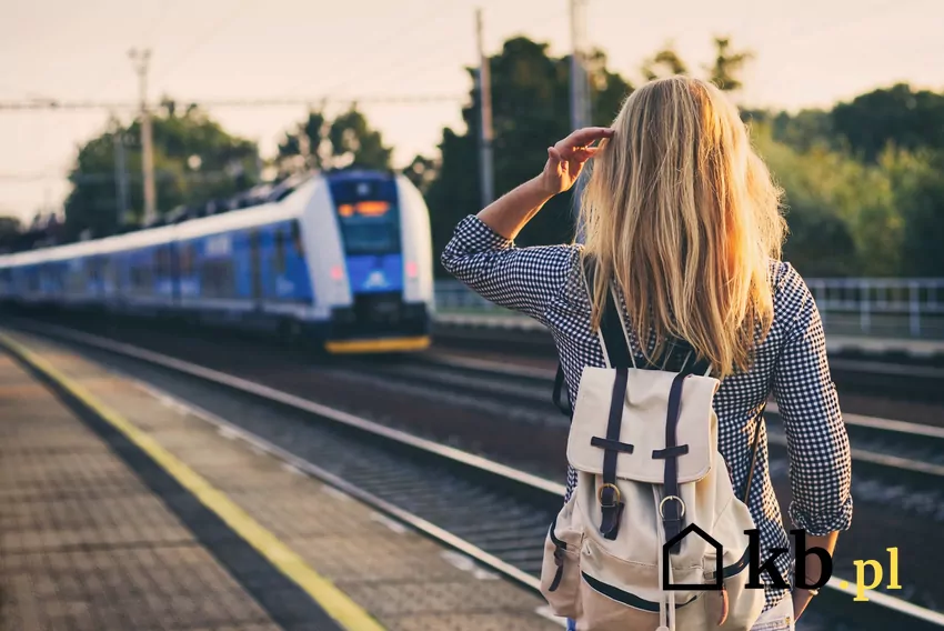 kobieta na stacji czeka na pociąg