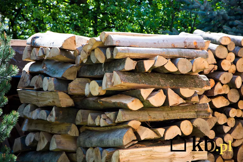 drewno układane na krzyż