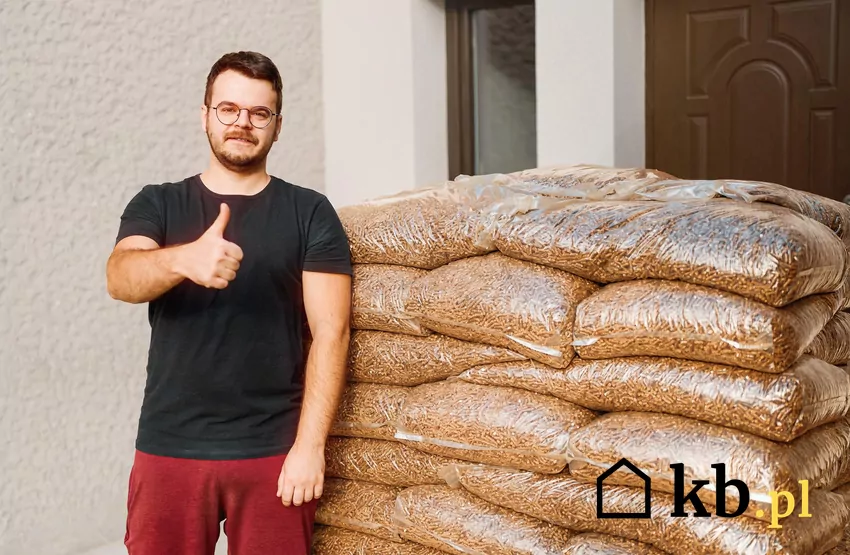 Pellet jest bardziej opłacalny, niż pompy ciepła pellet i mężczyzna obok