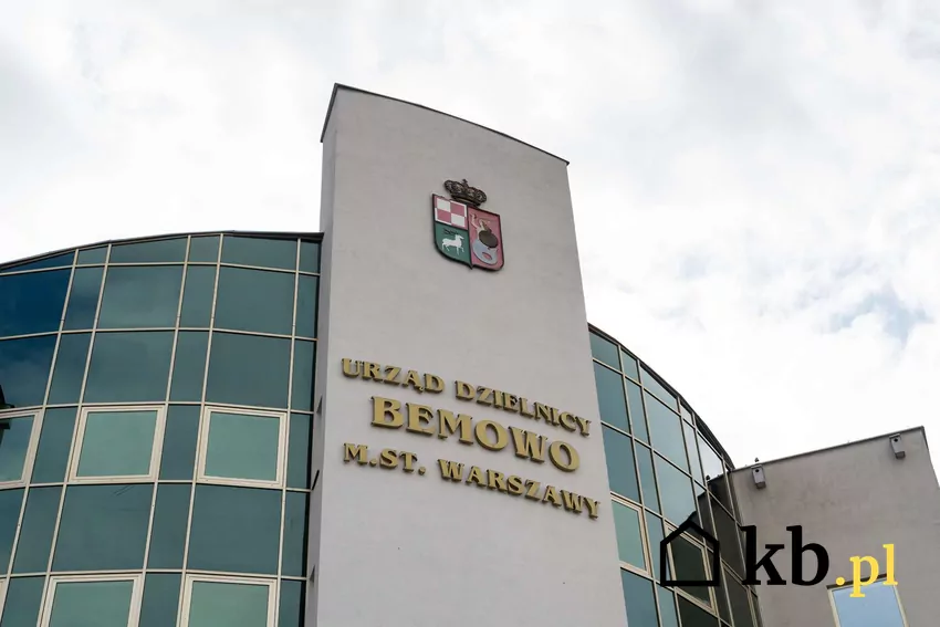 Budowa basenu na Bemowie stanęła pod znakiem zapytania Budynek urzędu dzielnicy Bemowo