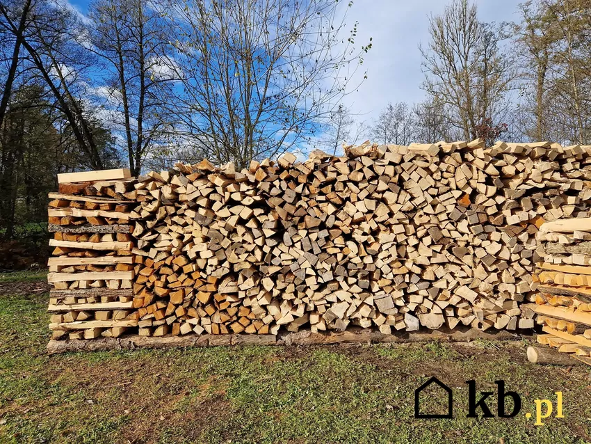 Stos połupanego drewna umożliwia równomierne wysuszenie drewna