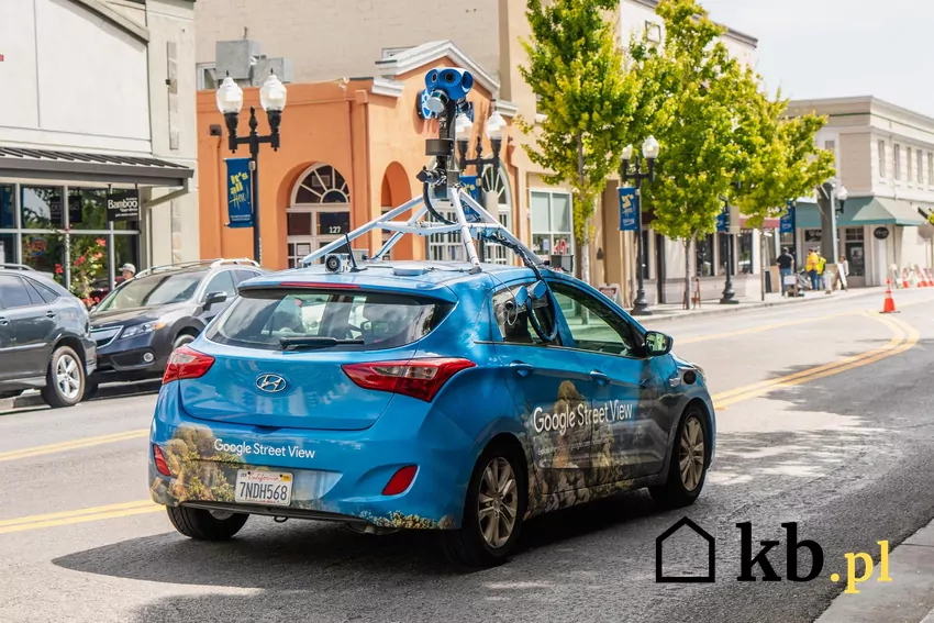 Zdarzały się nawet przypadki niszczenia samochodów Google samochód Google