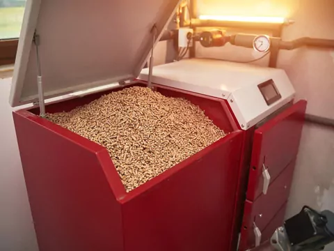 Jak ustawić piec na pellet, żeby mniej spalał?