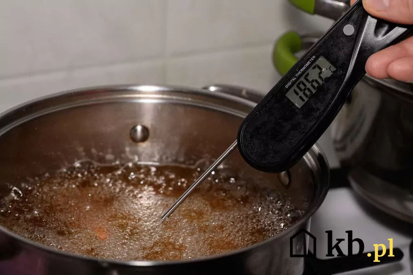 Prawidłowa utylizacja oleju spożywczego to kwestia, o której warto pamiętać Kucharz sprawdza temperaturę oleju przed smażeniem