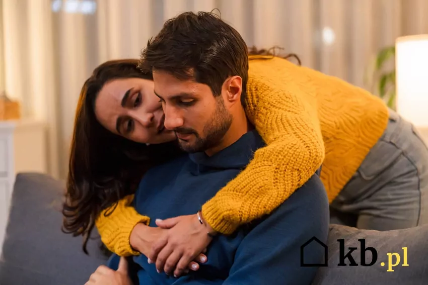 Małżeństwo nie ma pieniędzy, by odbudować dom smutna para, kobieta obejmuje mężczyznę