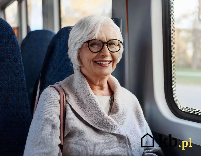 Brak połączeń autobusowych jest szczególnie uciążliwy na wsiach Starsza kobieta w autobusie