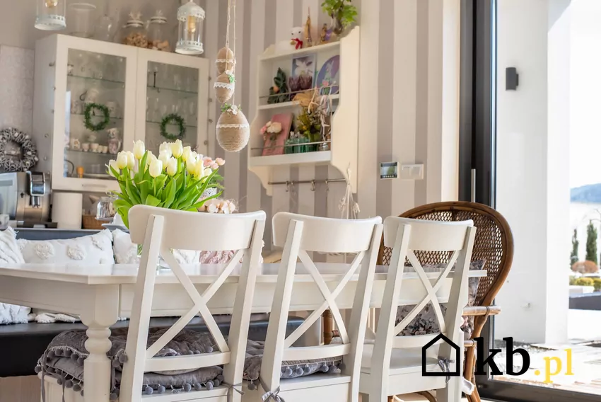 Unikaj przesytu – mniej dekoracji i spójna kolorystyka sprawią, że wnętrze wygląda elegancko Jadalnia