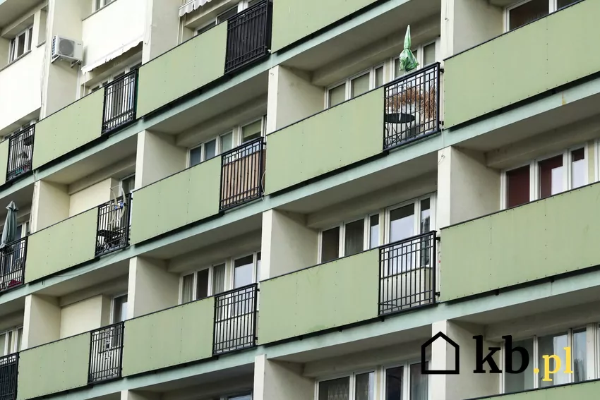 Nie ukrywaj historii mieszkania – beton, drewno i oryginalne detale mogą stać się jego największym atutem Wielka płyta