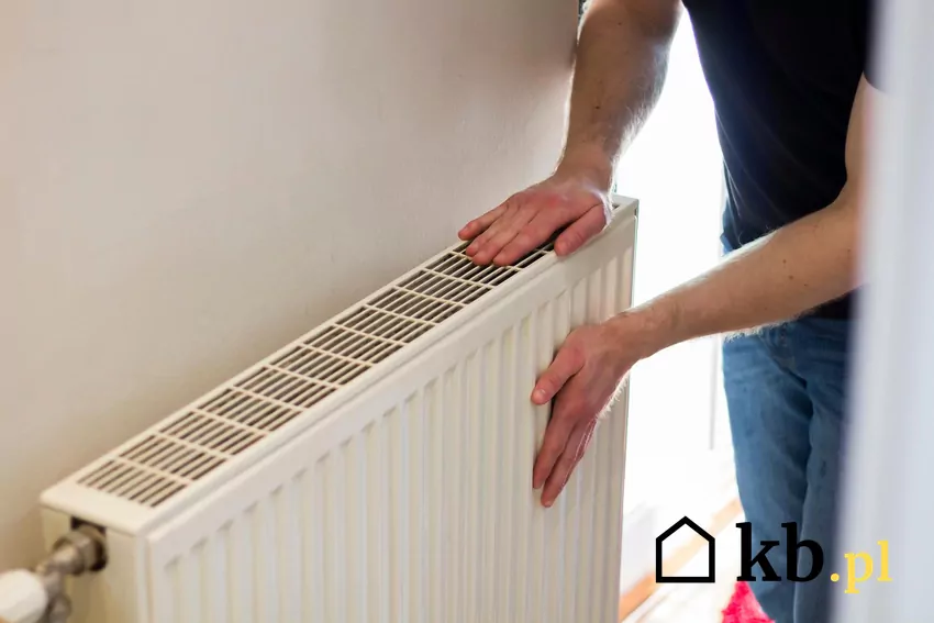 Różnica między najtańszą opcją, a najdroższą przekracza 4200 zł rocznie Mężczyzna przy kaloryferze