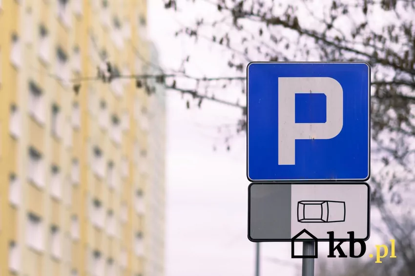 oznaczenie parkingu, blok z wielkiej płyty
