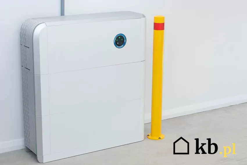 biały magazyn energii w garażu