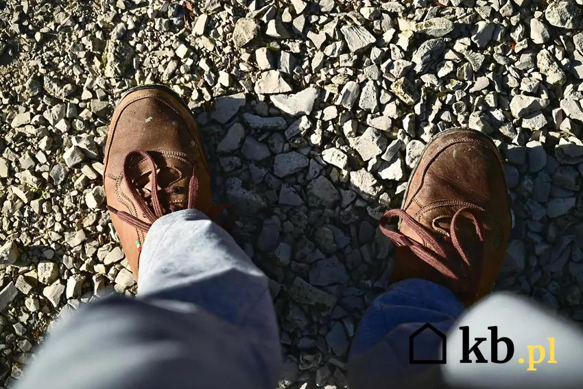 brązowe buty na nogach mężczyzny