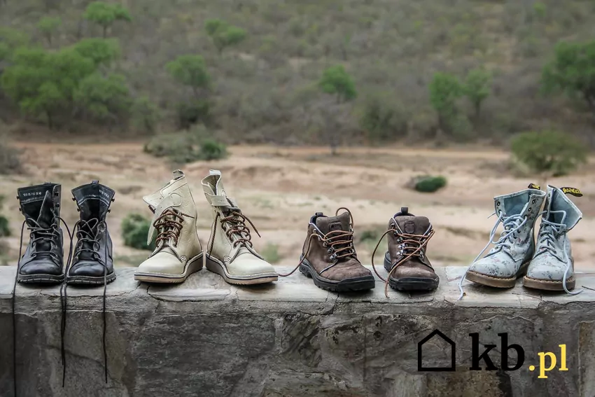 buty ustawione w rzędzie na murku