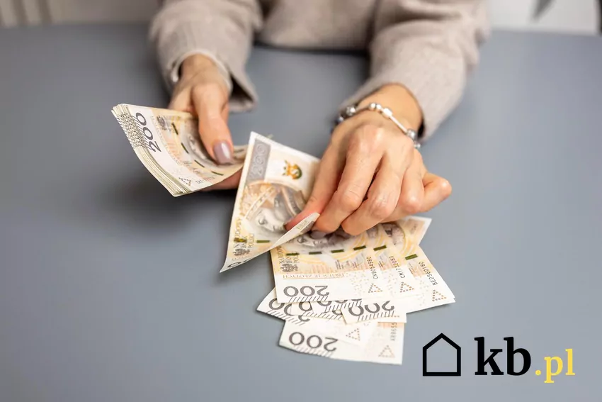 Pomimo wysokich dochodów, codzienne wydatki i presja finansowa potrafią zmęczyć najbardziej zamożnych. kobieta trzyma w dloni banknoty i przelicza je