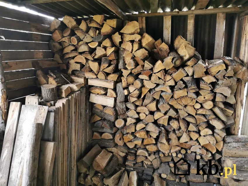 Zakup drewna na zimę przed rozpoczęciem sezonu grzewczego to gwarancja oszczędności drewno opałowe w szopie