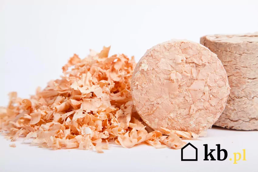 Dokładne suszenie brykietów minimalizuje wilgotność, co nie tylko poprawia wydajność spalania, ale także zmniejsza ryzyko powstawania dymu i osadzania się sadzy w kominie. brykiet z trocin na białym tle